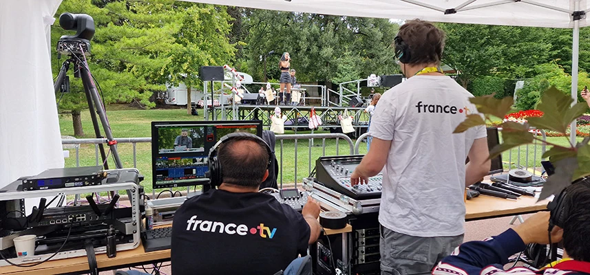 Photo prise depuis une régie de captation vidéo, avec vu sur les écran de captation et la scène.